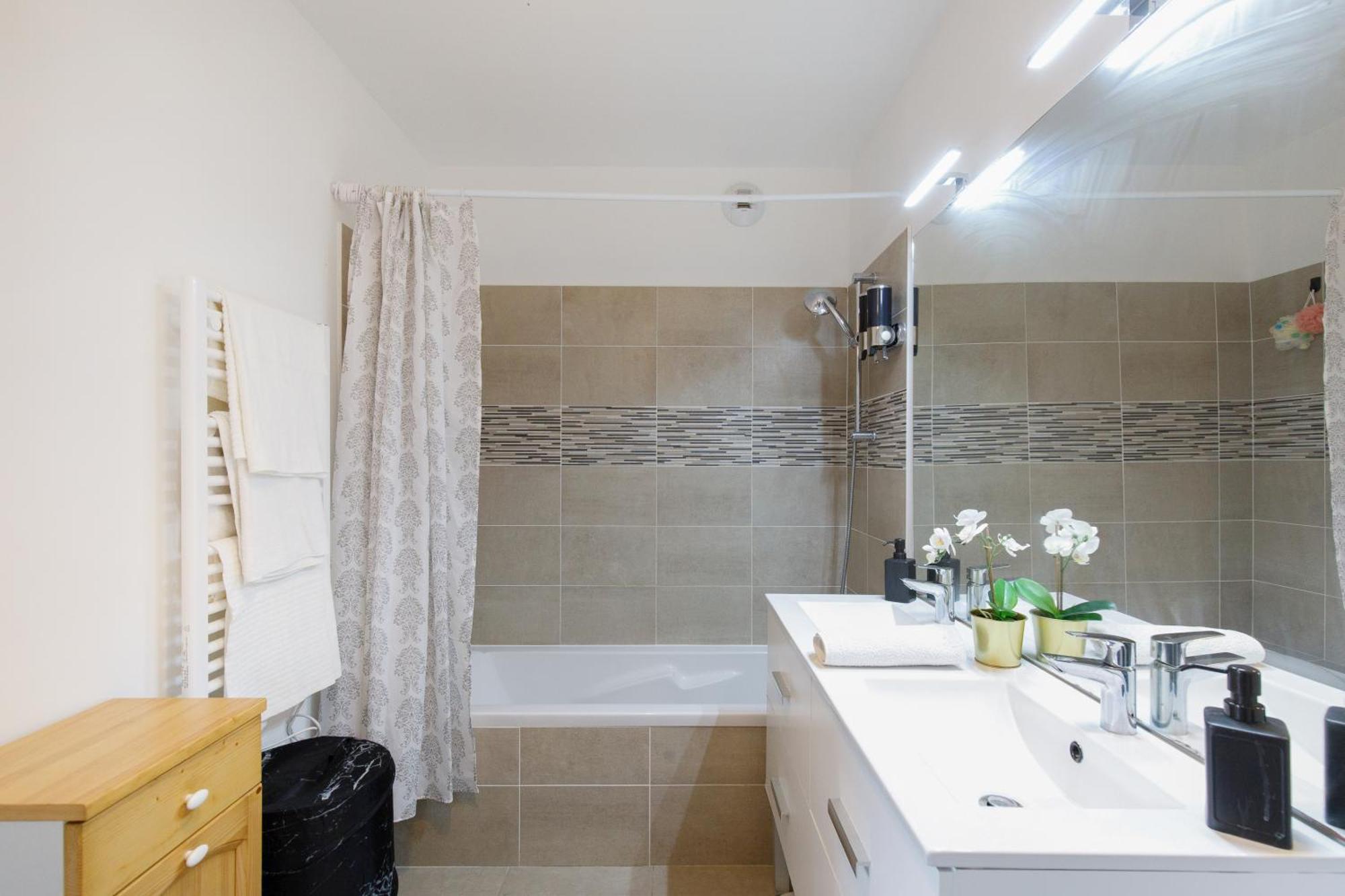 Lovely 2 Bedroom Condo With Pool Vallauris Dış mekan fotoğraf