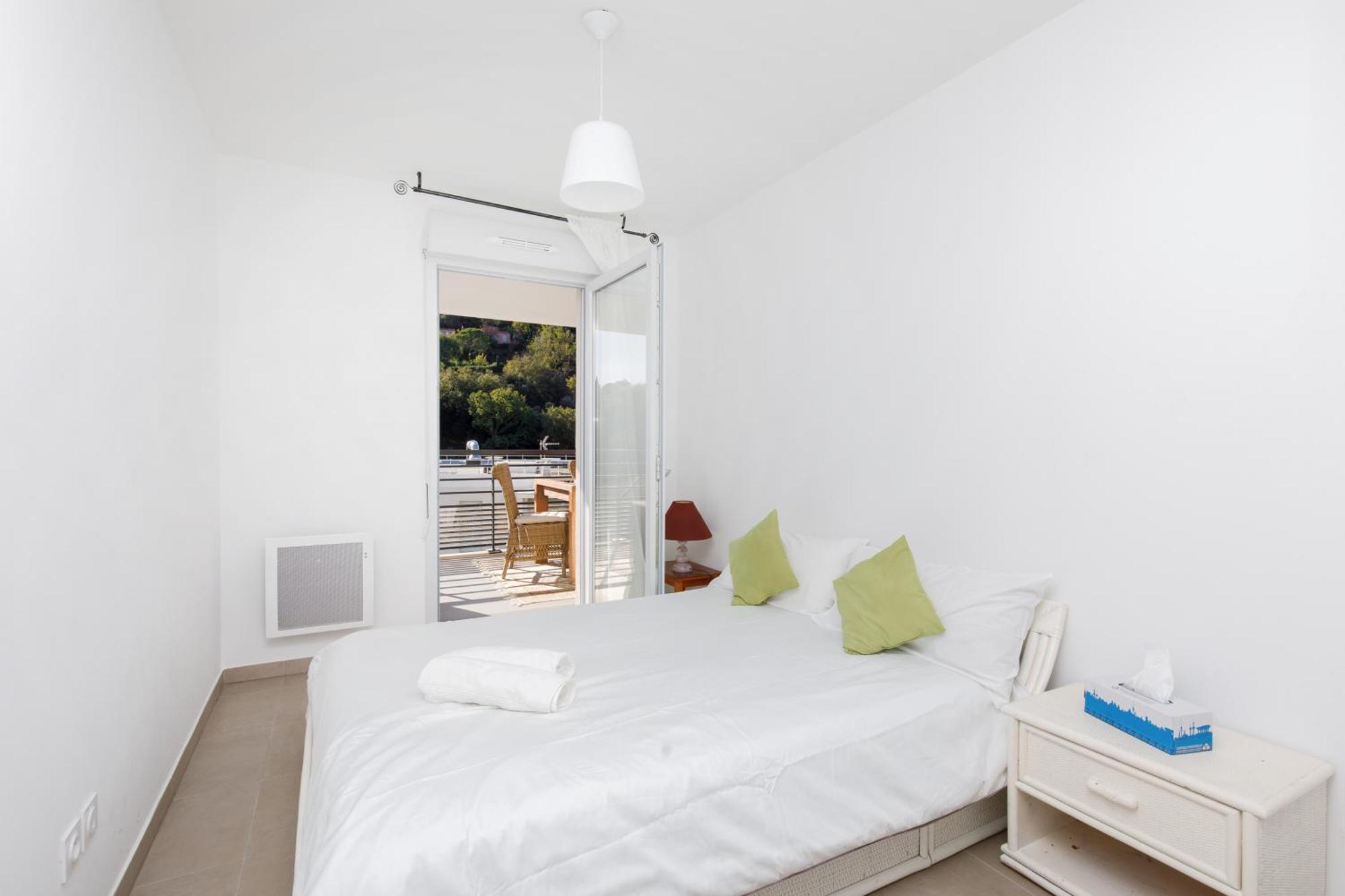 Lovely 2 Bedroom Condo With Pool Vallauris Dış mekan fotoğraf