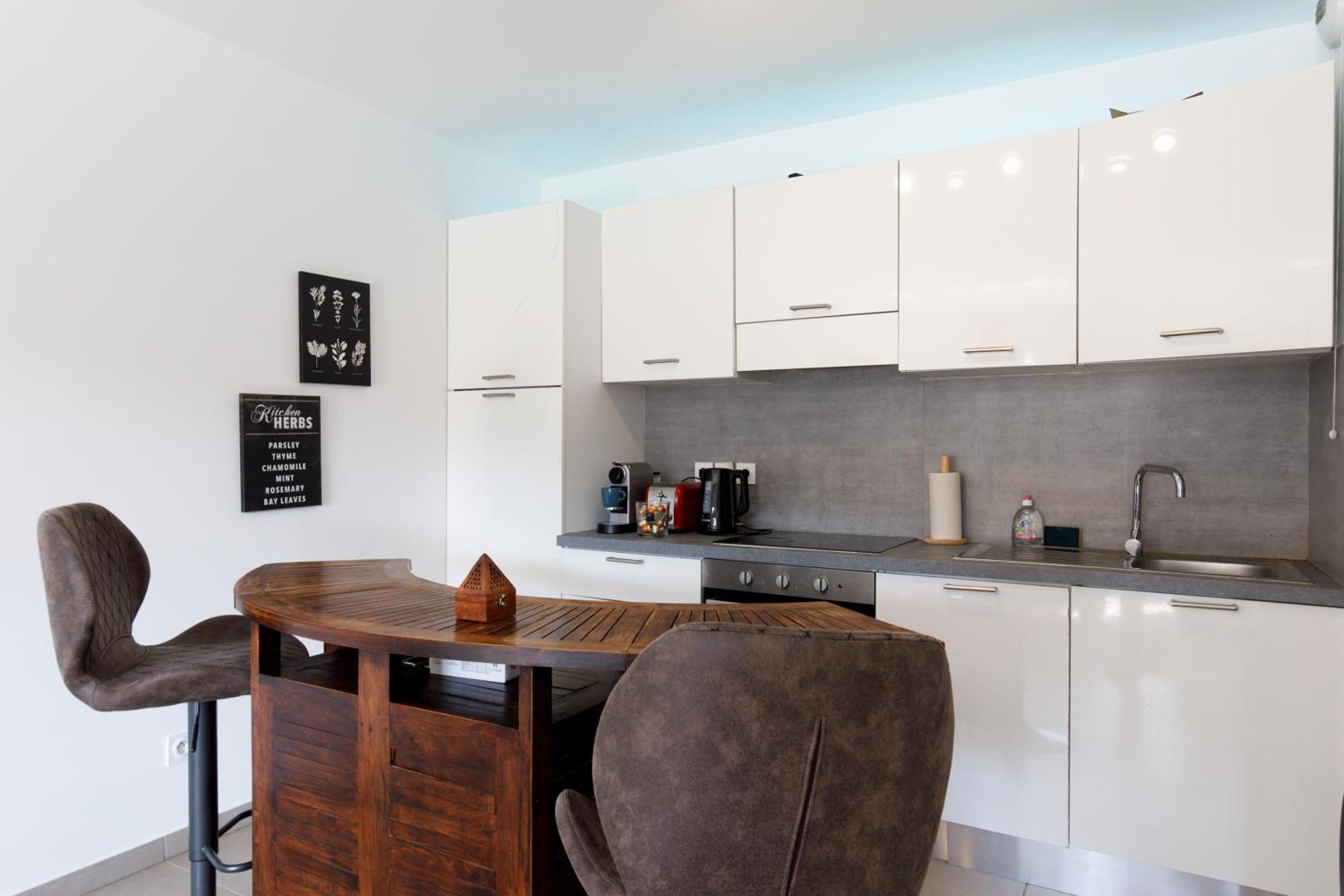 Lovely 2 Bedroom Condo With Pool Vallauris Dış mekan fotoğraf