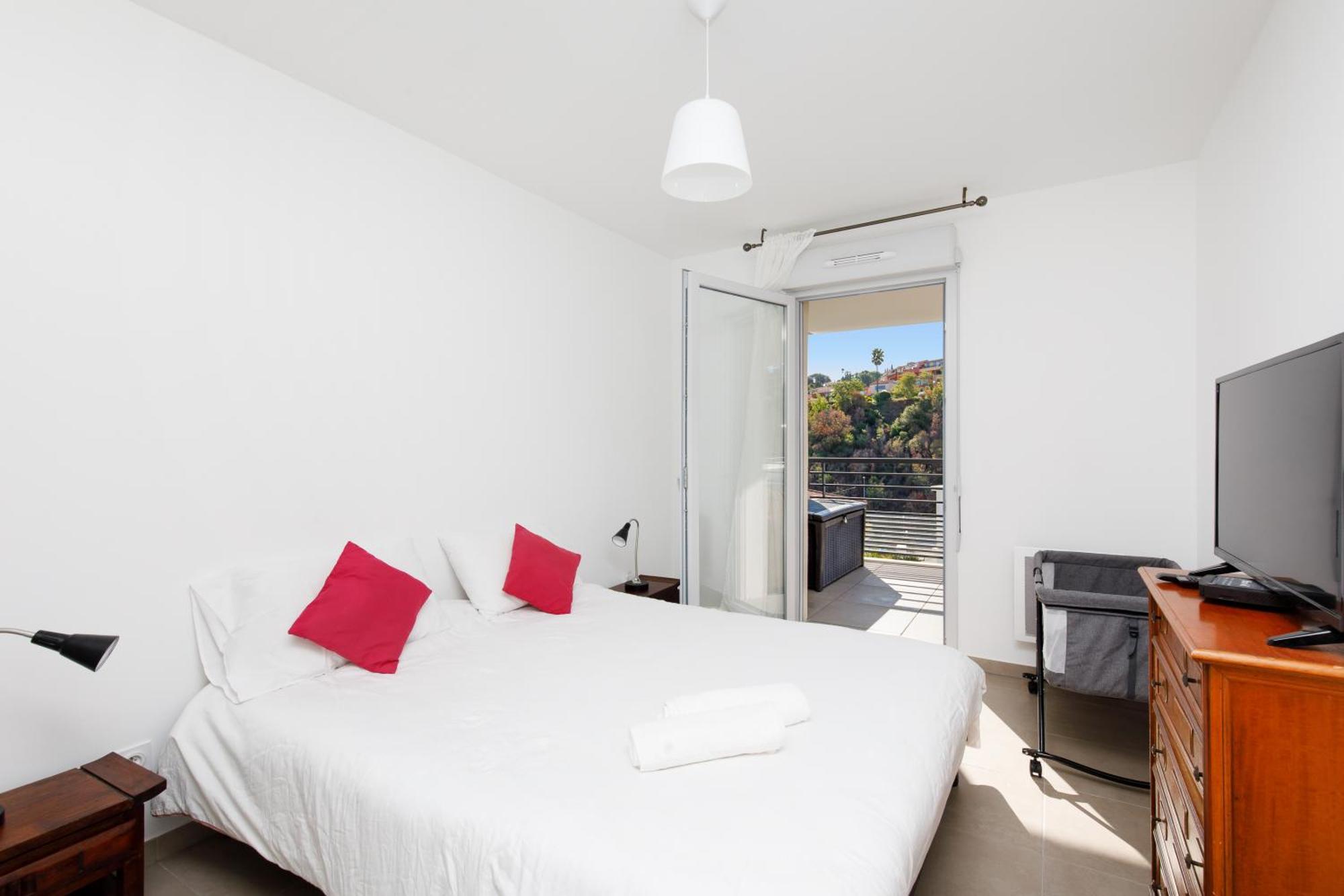 Lovely 2 Bedroom Condo With Pool Vallauris Dış mekan fotoğraf