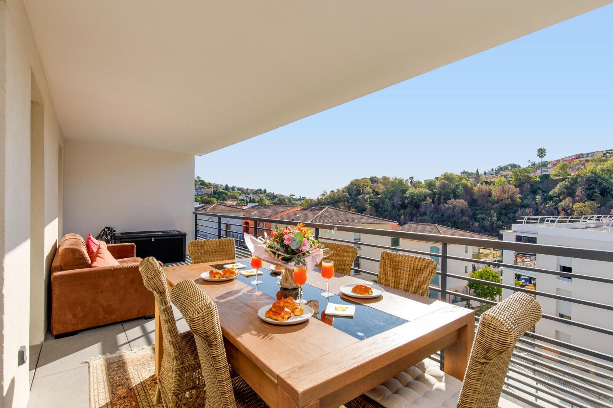 Lovely 2 Bedroom Condo With Pool Vallauris Dış mekan fotoğraf