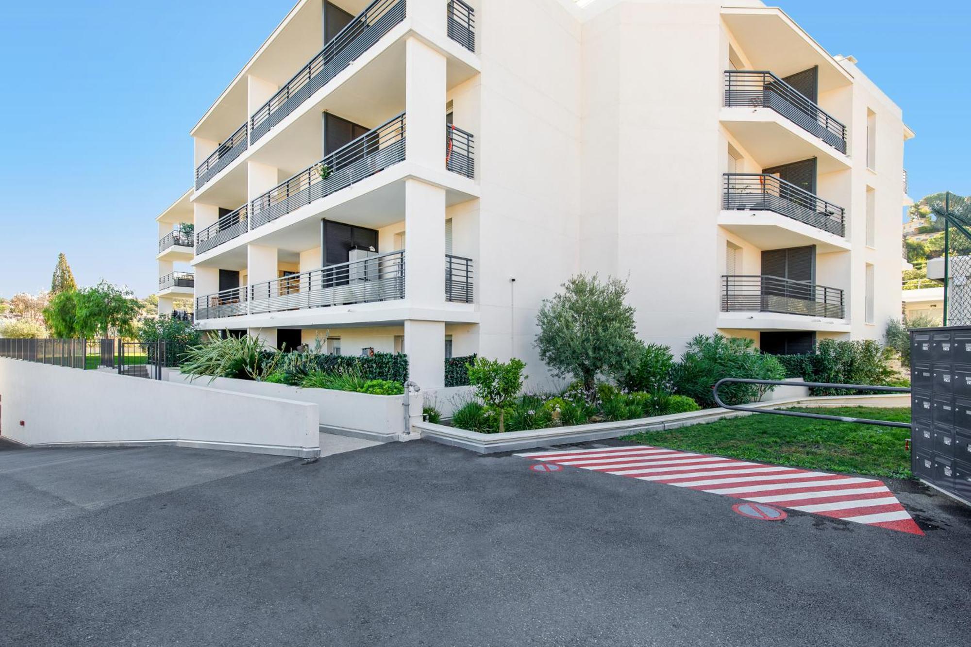 Lovely 2 Bedroom Condo With Pool Vallauris Dış mekan fotoğraf
