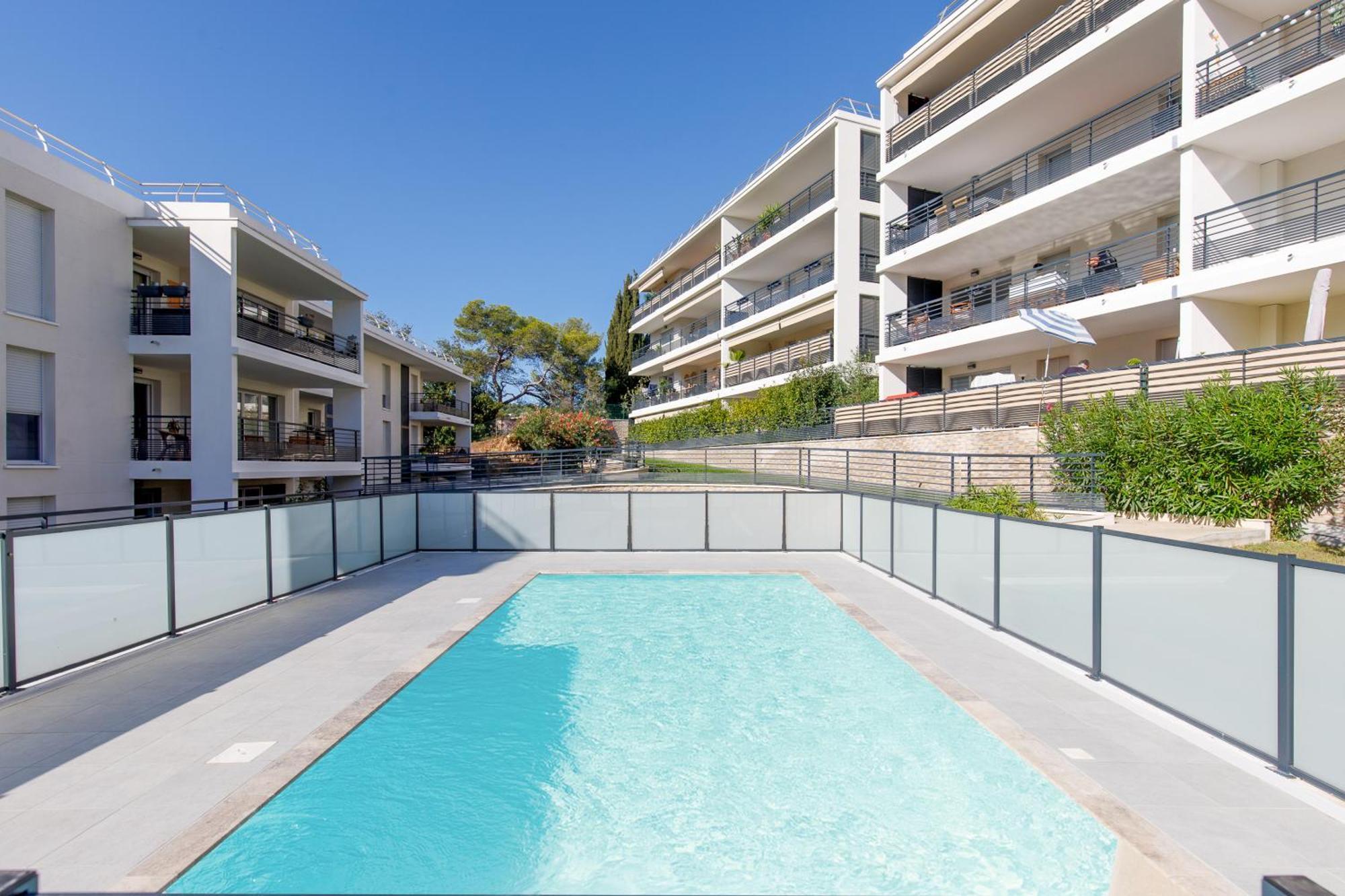 Lovely 2 Bedroom Condo With Pool Vallauris Dış mekan fotoğraf