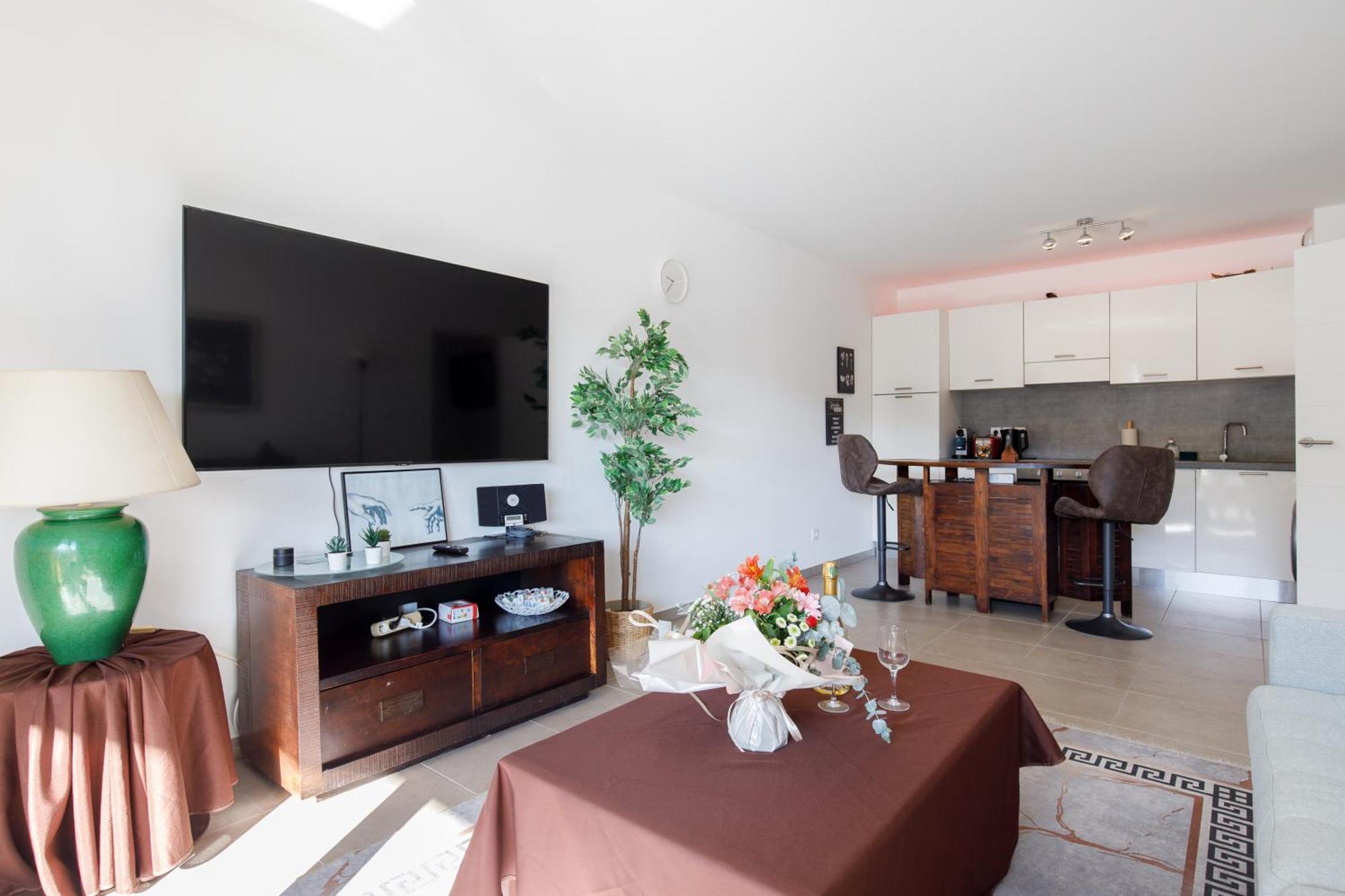 Lovely 2 Bedroom Condo With Pool Vallauris Dış mekan fotoğraf