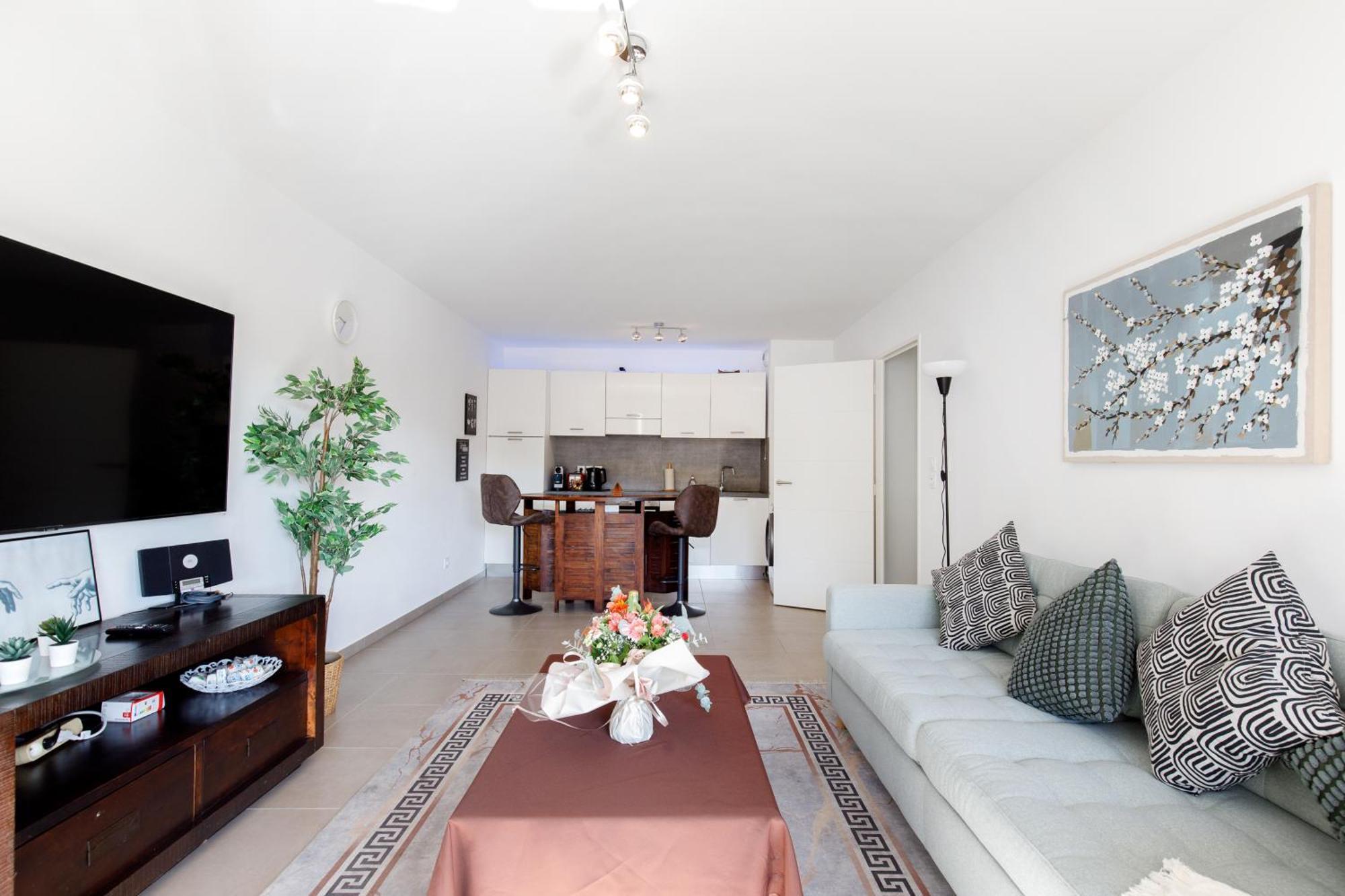Lovely 2 Bedroom Condo With Pool Vallauris Dış mekan fotoğraf