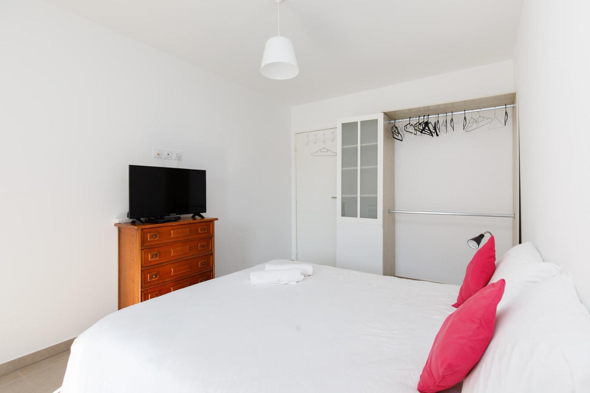 Lovely 2 Bedroom Condo With Pool Vallauris Dış mekan fotoğraf